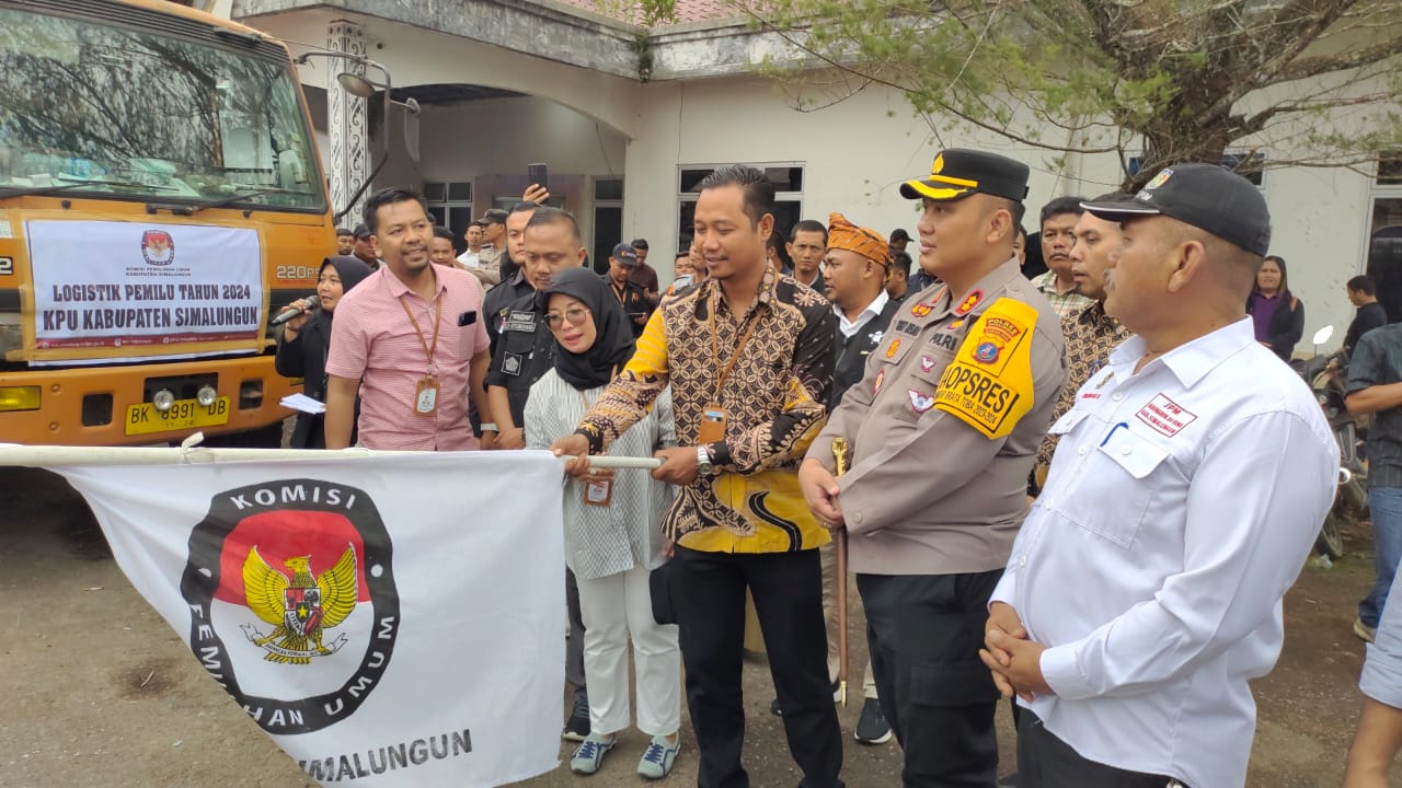 Ketua KPU Simalungun, Johan Septian Pradana saat melepas armada pengakut logistik ke kecamatan dari halaman kantor KPU Simalungun di Pamatangraya, Minggu (11/2).(Waspada/ist).