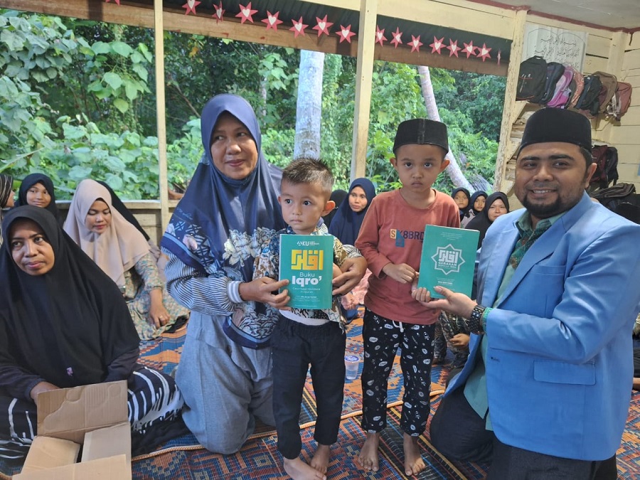 Ketua Umum DPW BKPRMI Aceh, Dr Mulia Rahman, S.Pd.I, MA, menyerahkan Buku Iqra' ke santri di TPA Babul Ilmi Idi Cut, Darul Aman, Acrh Timur, Kamis (8/2). Waspada/H. Muhammad Ishak.