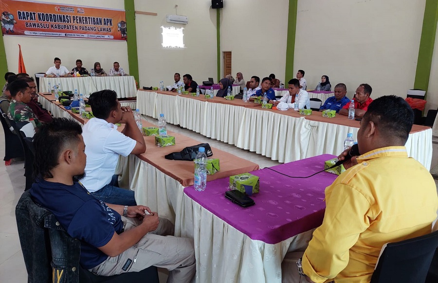 Bawaslu Padang Lawas gelar rapat koordinasi persiapan penertiban APK di masa tenang jelang hari H pelaksanaan pemilu serentak 14 Pebruari 2024. (Waspada/Ist)