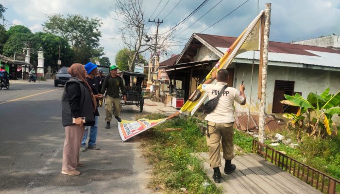 Jelang Pemilu, Bawaslu Langsa Sapu Bersih APK