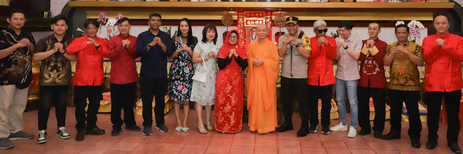 Wali Kota Susanti Dewayani (delapan kanan) bersama Kapolres AKBP Yogen Heroes Baruno (enam kanan), Danrem 022/PT Kolonel Inf Agustatius Sitepu (lima kiri), Ketua Dekranasda Kusma Erizal Ginting (lima kanan) dan lainnya mengunjungi beberapa vihara di Kota Pematangsiantar pada hari pertama Tahun Baru Imlek 2024, Sabtu (10/2).(Waspada-Ist).