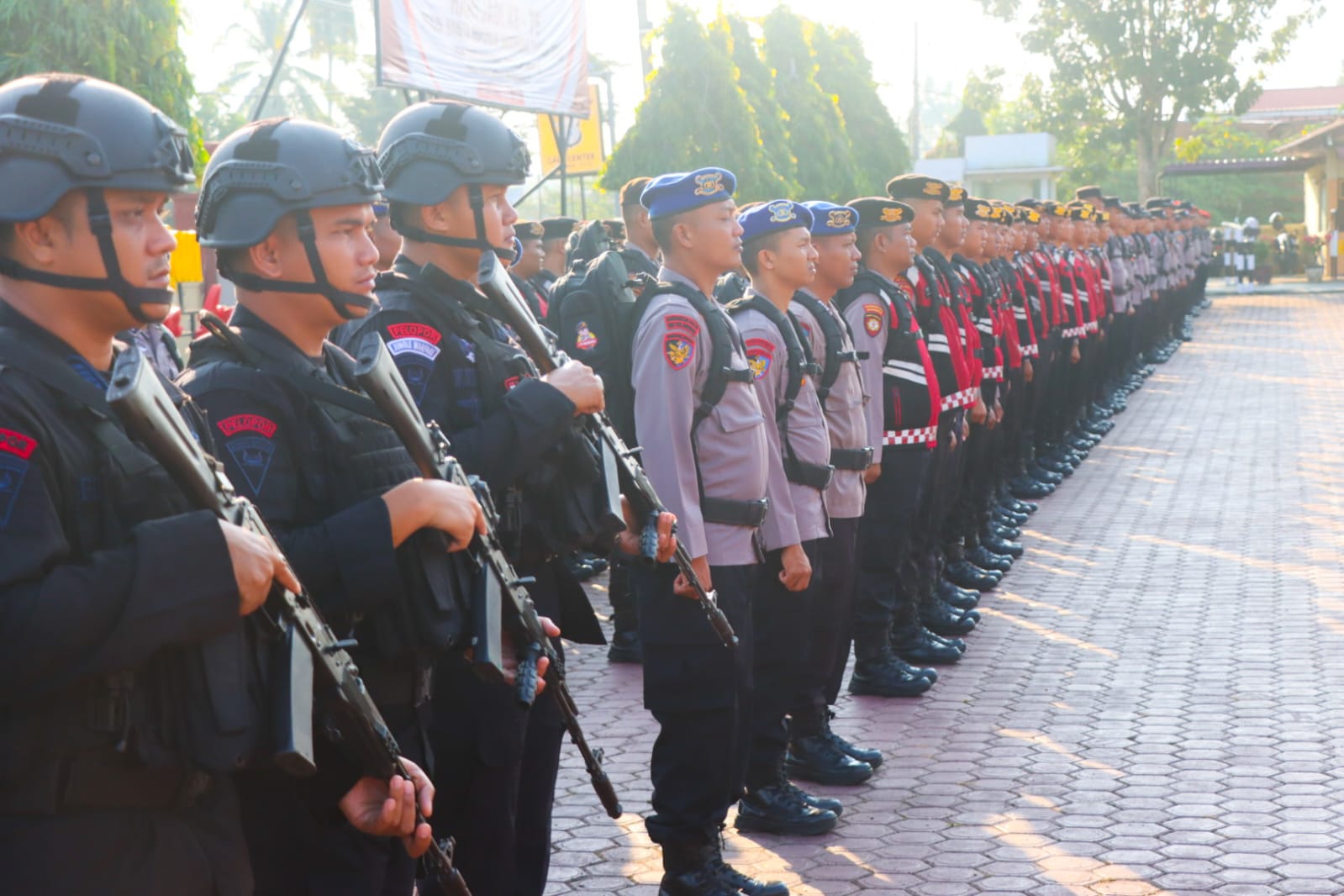 Personel kepolisian mengikuti Apel Kesiapan Pengamanan TPS di Lapangan Apel Sarja Arya Racana Polres Aceh Timur, Sabtu (10/2). Waspada/H Muhammad Ishak