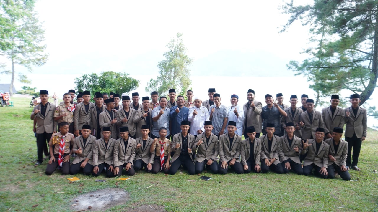 Tampak pengurus OSMUQ dan Pramuka serta para ustadz berfoto bersama saat mengikuti training job di Mepar Camping Danau Laut Tawar, Kota Takengon, Kabupaten Aceh Tengah beberapa hari lalu. Waspada/Ist.