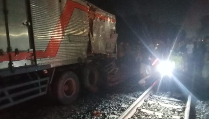 KA Cargo Hantam Truk Di Sergai, Supir Terluka
