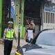 Personel Polres Pematangsiantar melaksanakan pengamanan pembersihan APK di tiga kecamatan di wilayah hukum Polres di hari pertama memasuki masa tenang, Minggu (11/2).(Waspada-Ist).