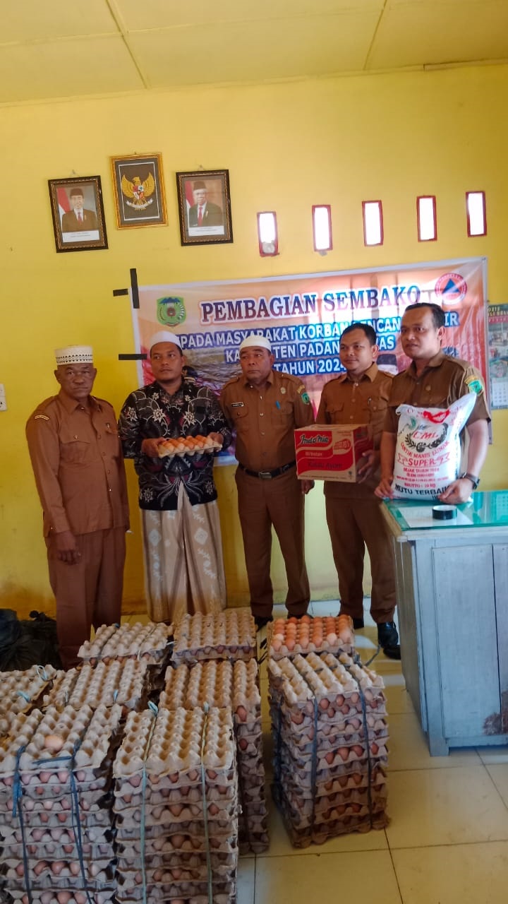 Pemkab Palas melalui BPBD memberikan bantuan sembako kepada keluarga korban banjir di Kecamatan Batang Lubu Sutam. (Waspada/Ist)