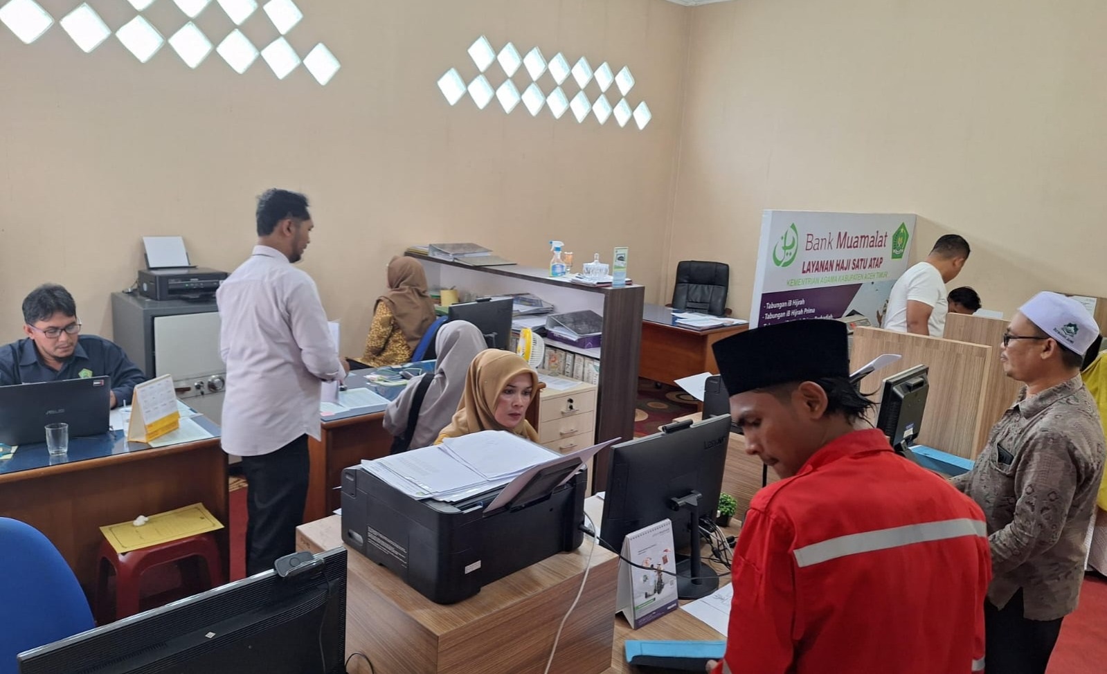 Petugas melayani jemaah calhaj melaporkan pelunasan Bipih di Ruang PHU Kantor Kemenag Aceh Timur di Idi, Senin (12/2). Waspada/H. Muhammad Ishak