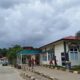 Sejumlah keluarga pasien keluar dari Ruang IGD RSUDZ Aceh Timur, Senin (12/2). Waspada/H. Muhammad Ishak
