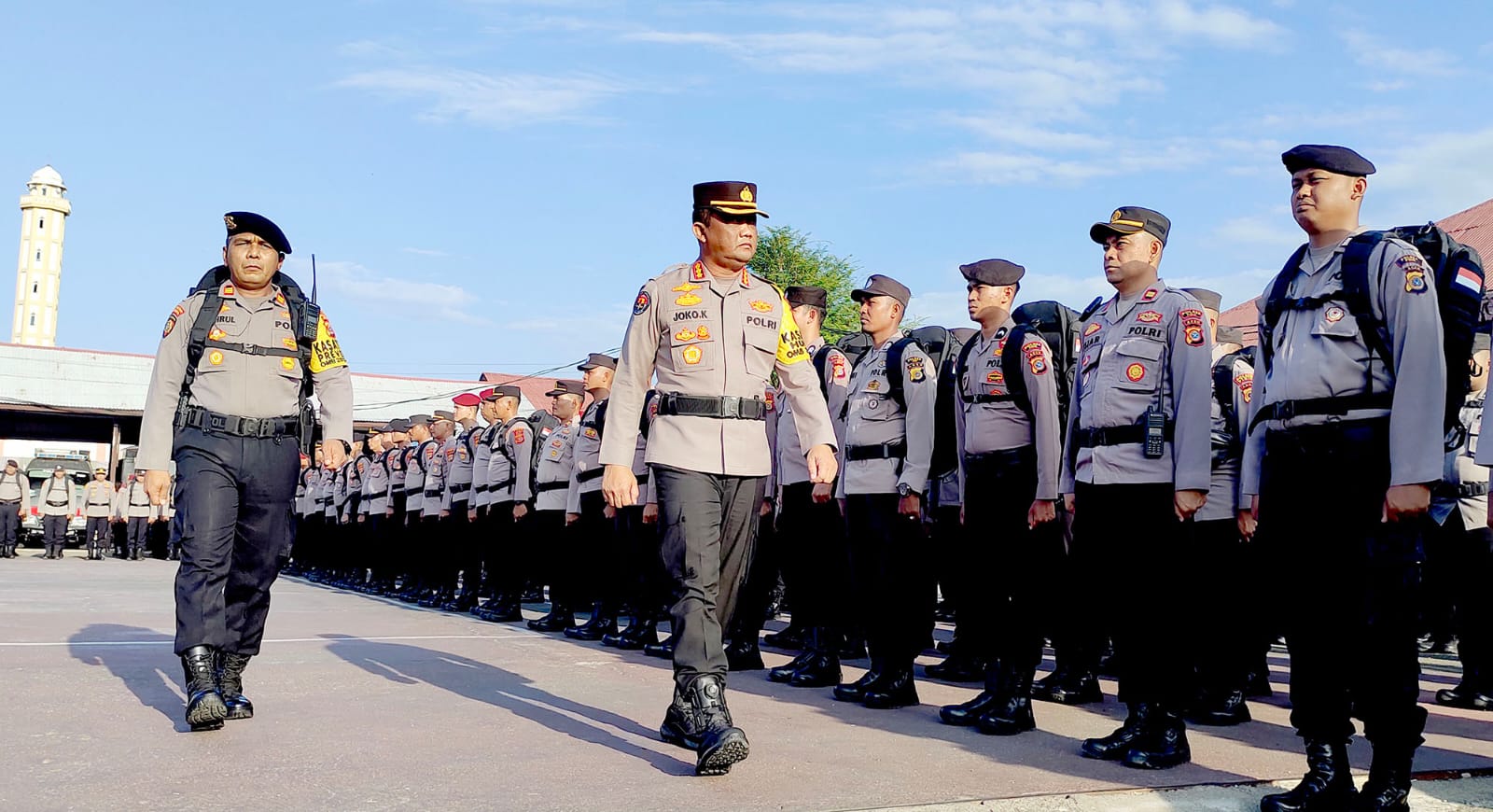 Kabid Humas Polda Aceh Kombes Joko Krisdiyanto memeriksa pasukan pada apel penerimaan dan pergeseran pasukan yang digelar di Lapangan Polres Pidie, Minggu (11/2), sore. Waspada/Muhammad Riza