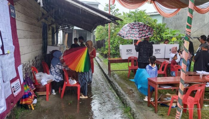 Diguyur Hujan, Warga Babalan Tetap Datang Ke TPS