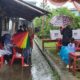 Warga Kelurahan Brandan Timur menggunakan payung datang ke TPS karena diguyur hujan, Rabu(14/2/2024). Waspada/Boy Aprizal
