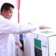 Bupati Simalungun Radiapoh H Sinaga memasukkan kertas suara ke kotak suara usai melakukan pencoblosan di TPS 026 Nagori Pematang Simalungun, Rabu (14/2).(Waspada/ist).