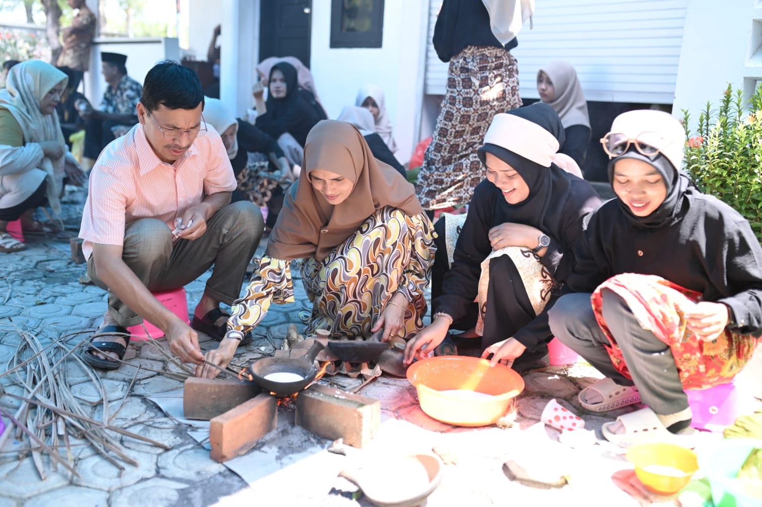 Semarakkan bulan Rajab Ketua DPRK Banda Aceh Farid Nyak Umar gelar kenduri Tet Apam, dirumah dinas Ketua DPRK Banda Aceh, kawasan Neusu Jaya Banda Aceh, Minggu (11/02/24). (Waspada/T.Mansursyah)