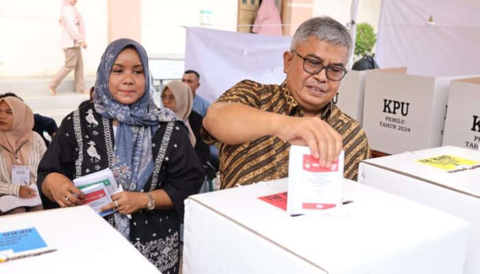 Sekda Aceh Nyoblos Di TPS 09 Gampong Pineung