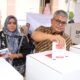 Sekda Aceh, Bustami Hamzah bersama Istri, Mellani Subarni, saat menggunakan hak pilihnya di TPS 09 Gampong Pineung, Kecamatan Syiah Kuala, Banda Aceh, Selasa (14/2). (Waspada/Ist)