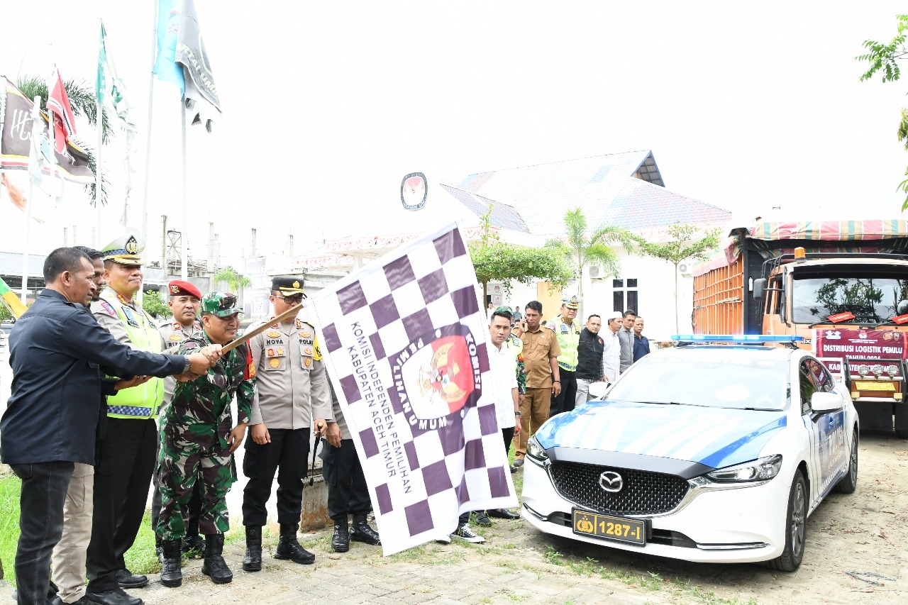 Dirlantas Polda Aceh Kombes Pol Muhammad Iqbal Alqudusy, didampingi Kapolres Aceh Timur AKBP Nova Suryandaru SIK, melepas truk pengangkut logistik pemilu di Kantor KIP Aceh Timur di Peureulak, Senin (12/2). Waspada/Ist.