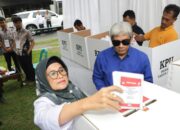 Wali Kota Dan Ketua Dekranasda P.Siantar Menggunakan Hak Pilih Di TPS 006