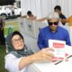 Wali Kota Susanti Dewayani (kiri) dan Ketua Dekranasda Pematangsiantar Kusma Erizal Ginting (kanan) menggunakan hak pilihnya di TPS 006, Jl. Nusa Indah, Kel. Simarito, Kec. Siantar Barat, Rabu (14/2) pagi.(Waspada-Ist).