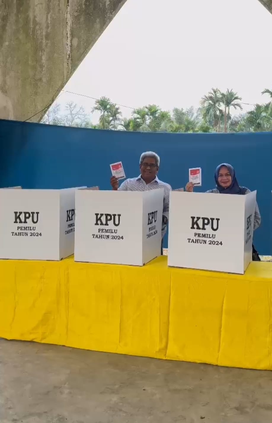 Penjabat Bupati Aceh Utara Dr Mahyuzar, MSi, bersama istrinya Ny Awirdalina, memberikan hak suaranya atau nyoblos di Tempat Pemungutan Suara (TPS) Nomor 001 Gampong Kuta Lhoksukon Kecamatan Lhoksukon, Rabu, (14/2). Waspada/Ist