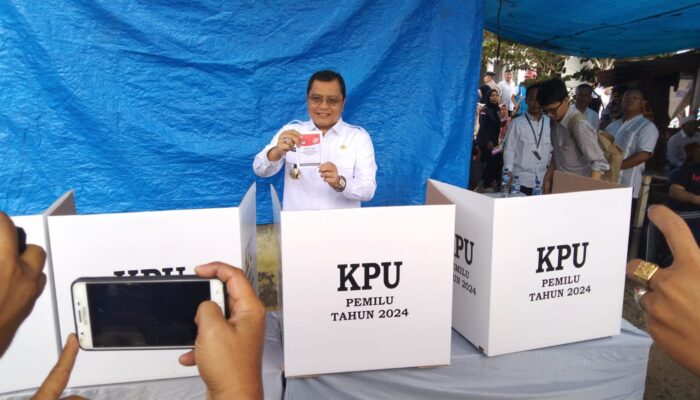 Pj Bupati Palas Gunakan Hak Pilih Di TPS 07 Pasar Sibuhuan