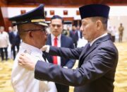 Penjabat Gubernur Aceh, Ahmad Marzuki, saat melantik Jailani sebagai Penjabat Bupati Pidie Jaya. (Waspada/Zafrullah)
