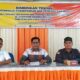 Koordinator Divisi Penanganan Pelanggaran dan Penyelesaian Sengketa Bawaslu Tapsel Panataran Simanjuntak (kanan) bersama nara sumber Mohot Lubis dan Khoirun Sholih Harahap dalam Bimtek Pengawasan Pemungutan dan Penghitungan Suara terhadap Panwaslucam dan PKD se-Tapsel, di aula SMK Negeri 1 Padangsidimpuan, Rabu (7/2). Waspada/ist.