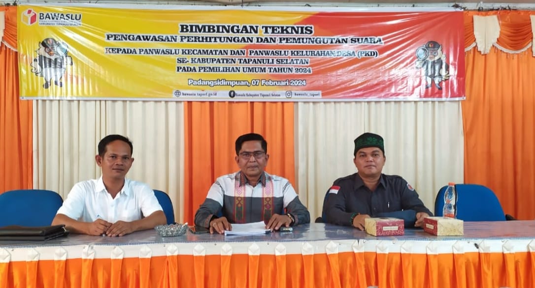 Koordinator Divisi Penanganan Pelanggaran dan Penyelesaian Sengketa Bawaslu Tapsel Panataran Simanjuntak (kanan) bersama nara sumber Mohot Lubis dan Khoirun Sholih Harahap dalam Bimtek Pengawasan Pemungutan dan Penghitungan Suara terhadap Panwaslucam dan PKD se-Tapsel, di aula SMK Negeri 1 Padangsidimpuan, Rabu (7/2). Waspada/ist.