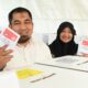 Pj Bupati Aceh Besar Muhammad Iswanto bersama Istri menggunakan hak pilih atau mencoblos di TPS 01, di halaman Masjid Gampong Gani, Kecamatan Ingin Jaya, Aceh Besar, Rabu (14/2). (Waspada/Ist)