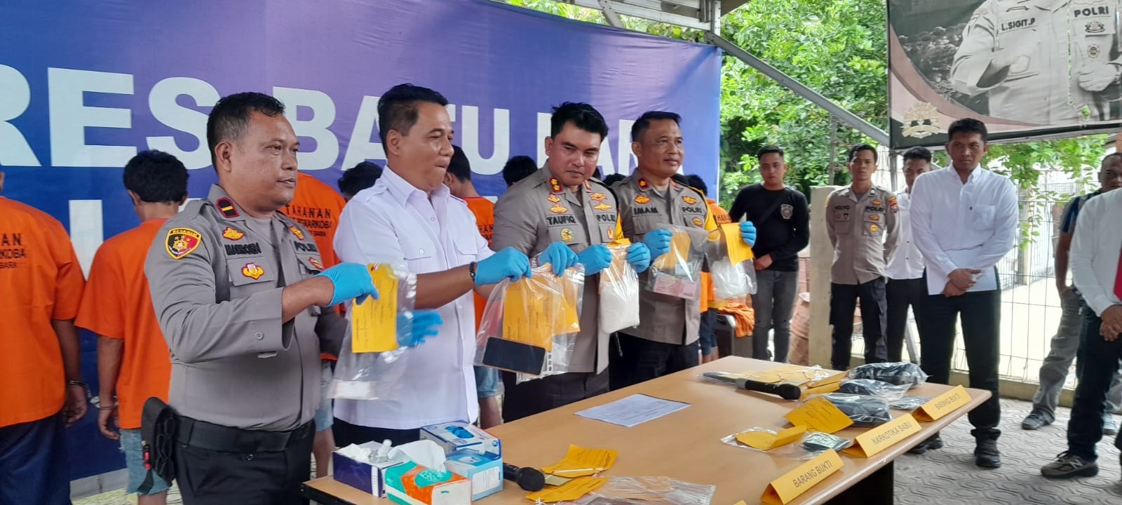 Kapolres Batubara AKBP Taufiq Hidayat Thayeb didampingi Wakapolres Kompol Imam Alriyuddin dan Kasat Resnarkoba AKP Fery Kusnadi menunjukkan tersangka dan barang bukti kasus narkoba yang berhasil diungkap baru baru ini.(Waspada/Agusdiansyah Hasibuan)