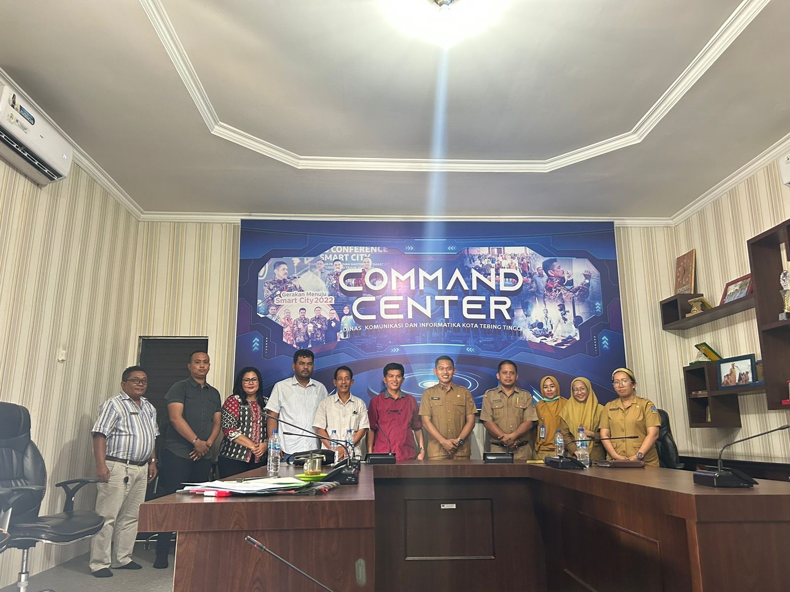 Kabid Komunikasi Dinas Kominfo Kota Tebingtinggi, Iswan Suhendi, S.STP M.Si saat berfoto bersama Anggota DPRD Kabupaten Toba. Waspada/Kristian Brahmana