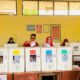 Ketua DPW PA Aceh Timur, Zulfadli Aiyub atau Kupiah Seuke, bersama istri memberikan hak politiknya di TPS 08 Lhok Dalam, Peureulak, Aceh Timur, Rabu (14/2). Waspada/H Muhammad Ishak