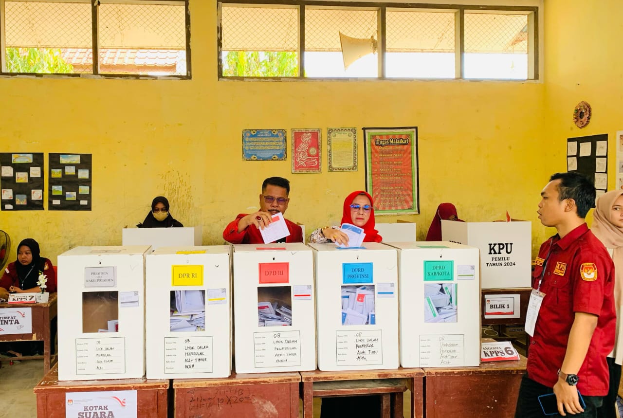 Ketua DPW PA Aceh Timur, Zulfadli Aiyub atau Kupiah Seuke, bersama istri memberikan hak politiknya di TPS 08 Lhok Dalam, Peureulak, Aceh Timur, Rabu (14/2). Waspada/H Muhammad Ishak