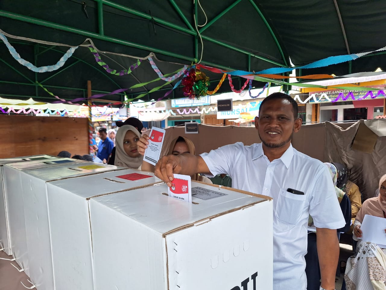 Mantan Bupati Aceh Timur, H. Hasballah HM Thaib atau Rocky, bersama istri memberikan hak politiknya di TPS 01 Gampong Keude Aceh, Idi Rayeuk, Aceh Timur, Rabu (14/2).Waspada/H Muhammad Ishak