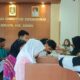 Suasana masyarakat Asahan sedang mengurus administrasi kependudukan di Dukcapil Kab Asahan. Waspada/Sapriadi