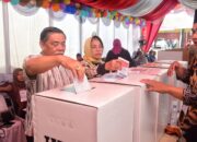 Yusuf Siregar-Sri Pepeni Nyoblos Di TPS 18 Dagang Kerawan