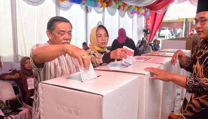 Yusuf Siregar-Sri Pepeni Nyoblos Di TPS 18 Dagang Kerawan