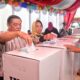 BUPATI Deliserdang HM Ali Yusuf Siregar bersama Ketua TP PKK Deliserdang Hj.Sri Pepeni MA Yusuf Siregar memasukkan surat suara kedalam kotak suara usai melakukan pencoblosan di TPS 18 Desa Dagang Kerawan Tanjungmorawa pada Pemilu serentak Tahun 2024, Rabu (14/2). (Waspada/Ist)