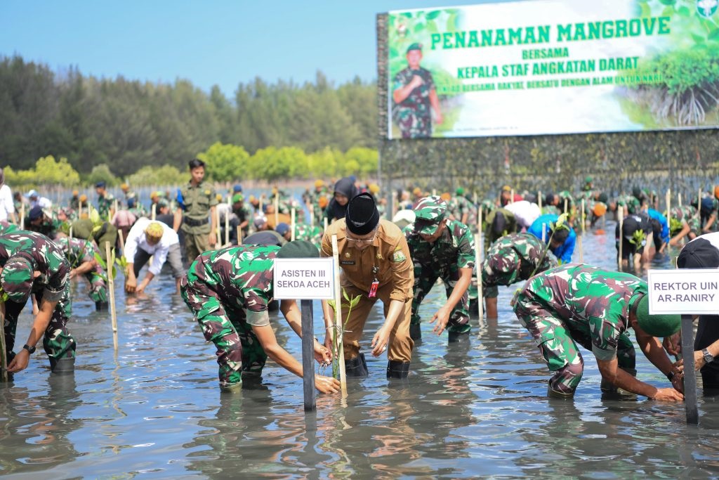 KSAD Jenderal Maruli Simanjuntak bersama Asisten Administrasi Umum Setda Axeh, Pangdam IM, personil TNI, masyarakat dan siswa sekolah, menanam bibit pohon mangrove di Gampong Blang Kawasan Uleelheu Kecamatan Meuraxa, Banda Aceh, Senin, (12/2). (Waspada/Zafrullah)