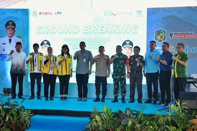 KAJARI Medan Muttaqin Harahap (empat kanan) saat menghadiri Ground Breaking Pekerjaan Fisik Sarana dan Prasarana Pendukung Stadion Teladan & Proyek Rehabilitasi dan Renovasi Stadion Teladan Medan, Selasa (6/2). Waspada/ist