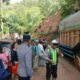 AKSES jalan lintas Tarutung-Sibolga Km 31 yang sebelumnya tertutup material longsor sudah bisa dilalui kendaraan, Senin (5/2). Waspada/Ist