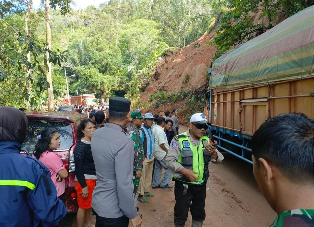 AKSES jalan lintas Tarutung-Sibolga Km 31 yang sebelumnya tertutup material longsor sudah bisa dilalui kendaraan, Senin (5/2). Waspada/Ist