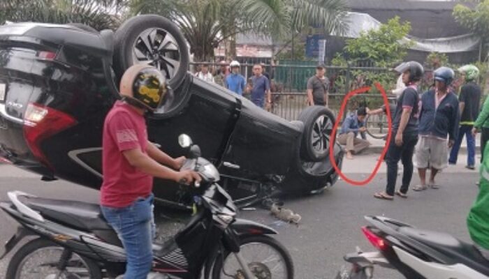 Mobil Mewah Terguling Di Jalan Katamso