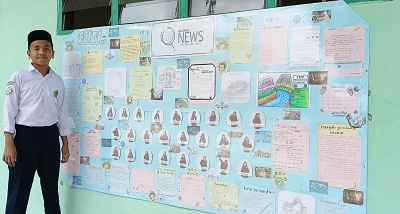 SANTRI terlihat menyambangi Mading saat istirahat jam pelajaran. Waspada/Anum Saskia