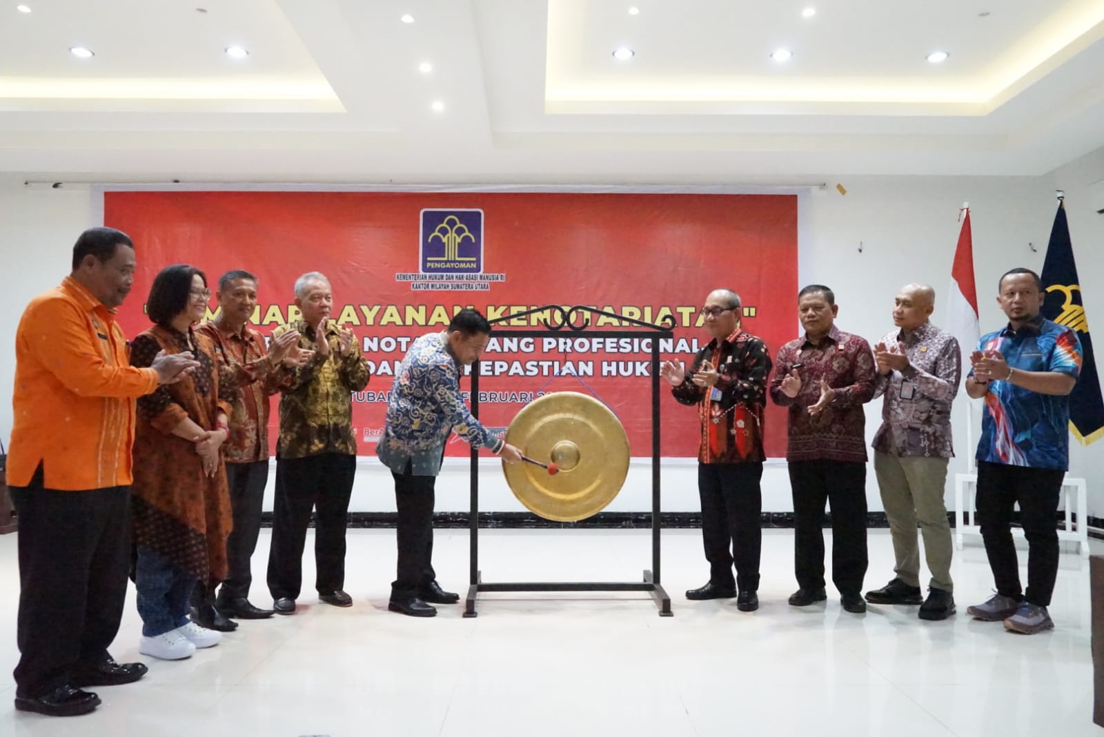 Kepala Kantor Wilayah Kementerian Hukum dan Hak Asasi Manusia Sumatera Utara, Mhd. Jahari Sitepu, didampingi para Pimpinan Tinggi Pratama Kanwil Kemenkumham Sumut serta Kepala Lembaga Pemasyarakatan Kelas IIA Labuhan Ruku membuka secara resmi kegiatan seminar layanan kenotariatan, Kamis (15/2).