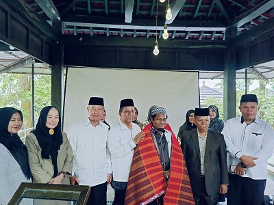 KETUA Umum PMDI Kota Medan Dr. H. Sori Monang Rangkuti An Nadwi saat dilantik bersama pengurus dan Ketua Umum PMDI Sumut, Dr.Syahrin Harahap. Waspada/ist