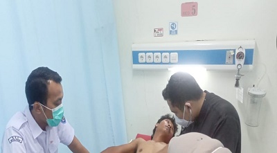 WARTAWAN TribrataTV Samuel Tampubolon saat mendapat perawatan di rumah sakit, Selasa (20/2) malam. Waspada/Ist