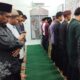 Kegiatan shalat berjamaah diikuti langsung kepala sekolah dan guru. Waspada/ist