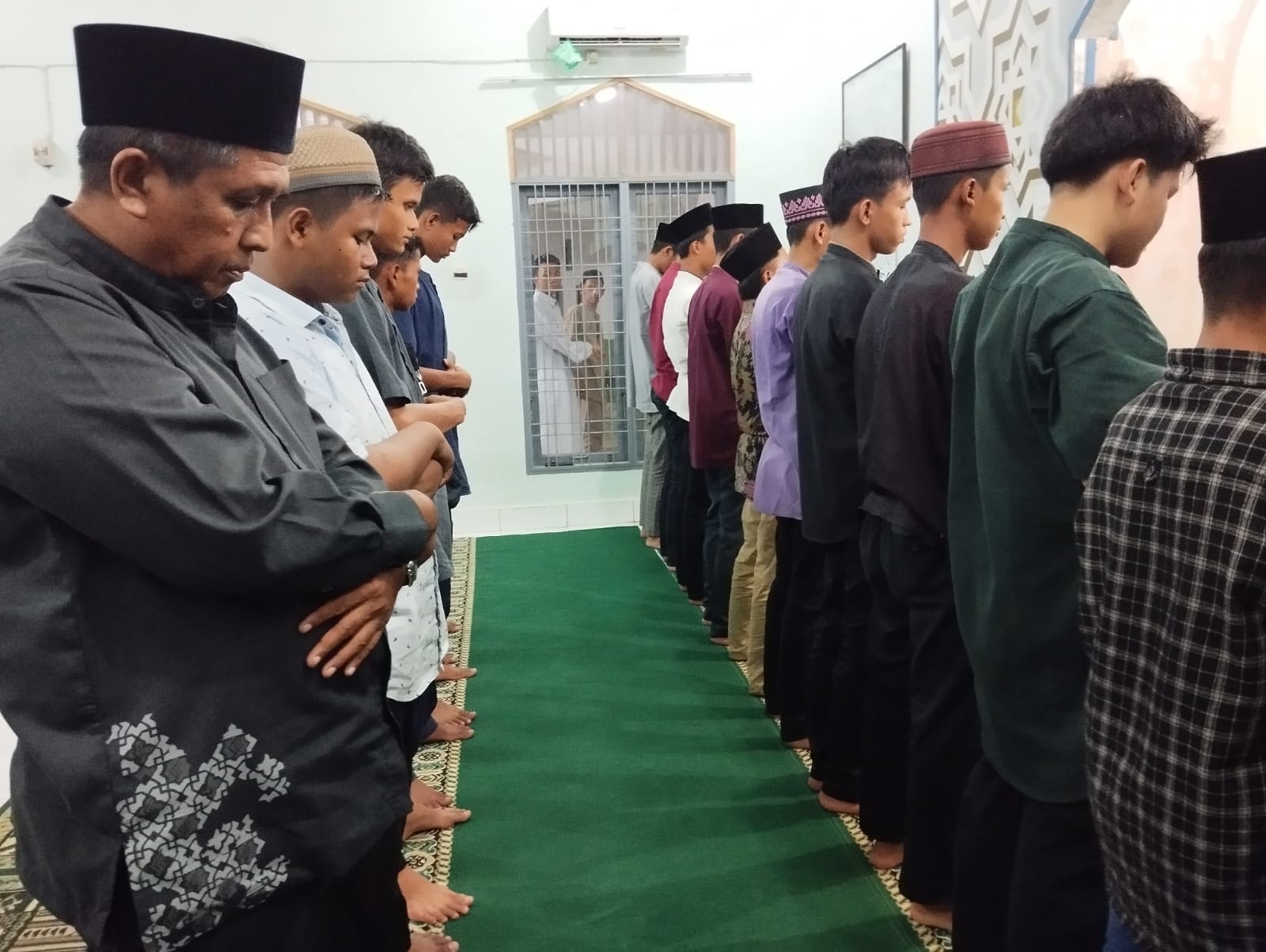 Kegiatan shalat berjamaah diikuti langsung kepala sekolah dan guru. Waspada/ist