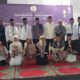 Pembina yayasan Hj.Rachma Nasution, H.Machyuzar Nasution didampingi para kepala sekolah foto bersama dengan peserta Ramadhan Centerterbaik usai penyerahan hadiah. Waspada/Erzilmarkos