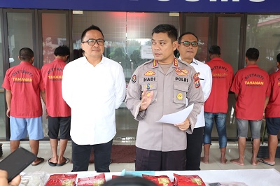 KABID Humas Poldasu Kombes Pol. Hadi Wahyudi bersama Dir Narkoba Kombes Pol. Yemi Mandagi saat pemaparan pengungkapan kasus narkoba di Poldasu, baru-baru ini. Waspada/Ist